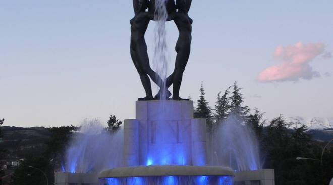 GIORNATA MONDIALE AUTISMO: FONTANA LUMINOSA L’AQUILA SI VESTE DI BLU