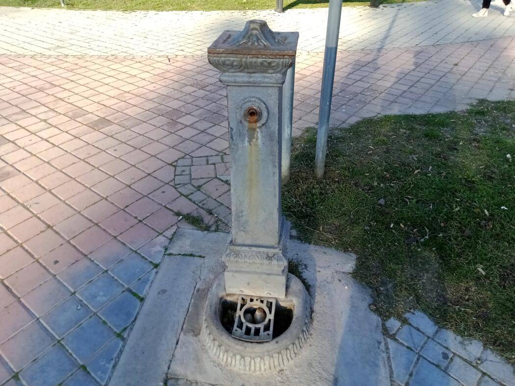 L’AQUILA: FONTANELLA ROTTA IN PIAZZA ITALIA, LA SEGNALAZIONE