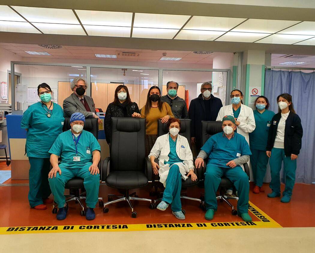 COVID TERAMO, AZIENDA METALFERRO DONA SEDIE ERGONOMICHE AL TRIAGE DELL’OSPEDALE MAZZINI