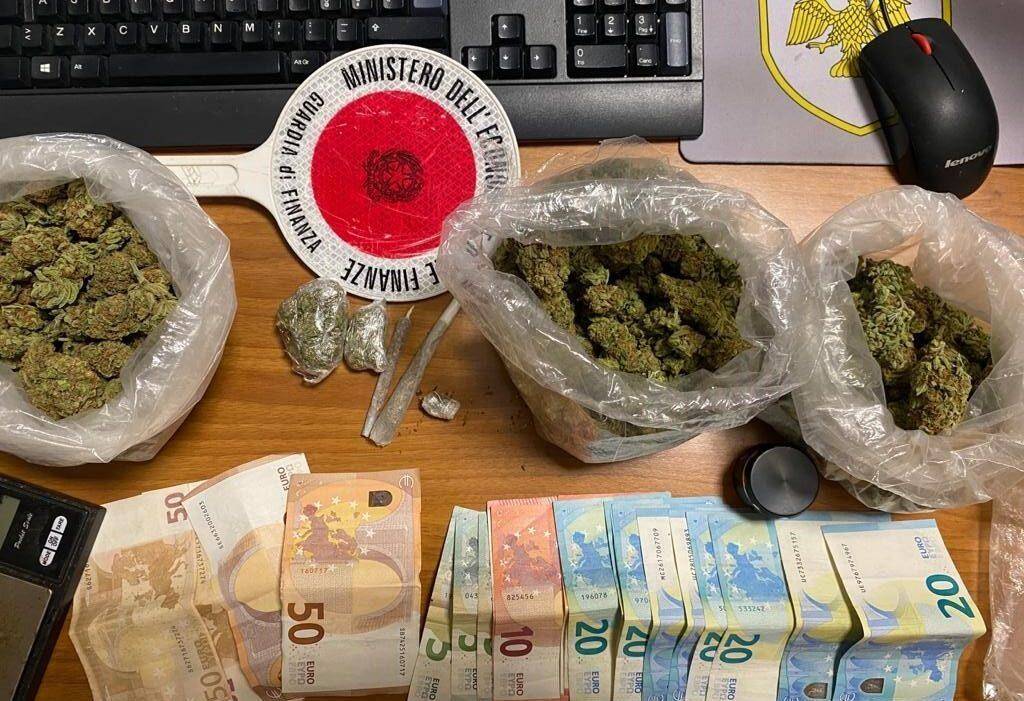 ORTONA, GUARDIA DI FINANZA SEQUESTRA DROGA E CONTANTI: SPACCIATORE AI DOMICILARI