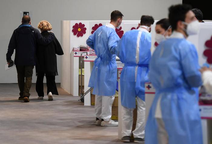 COVID: ALLO STUDIO RIDUZIONE QUARANTENA PER CHI HA RICEVUTO TERZA DOSE