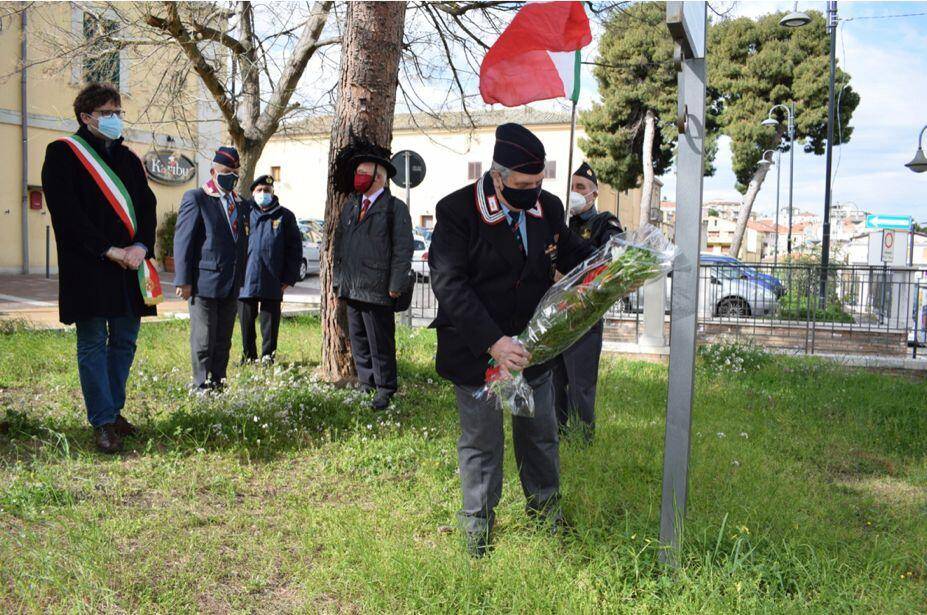 VASTO, OMAGGIO FLOREALE IN VIA CRISPI PER RICORDARE ANNIVERSARIO DEL RAPIMENTO DI ALDO MORO