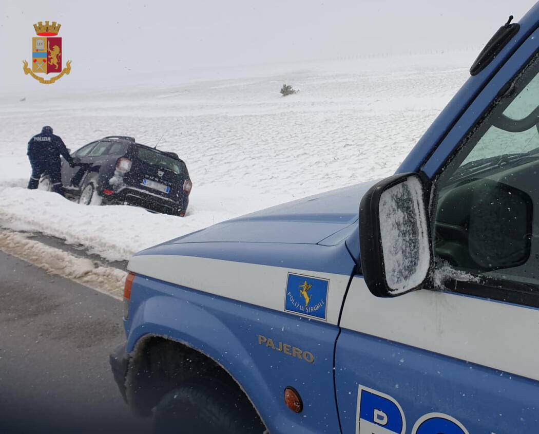 MALTEMPO, AUTO FINISCE FUORI STRADA A CAUSA DI UNA TORMENTA DI NEVE