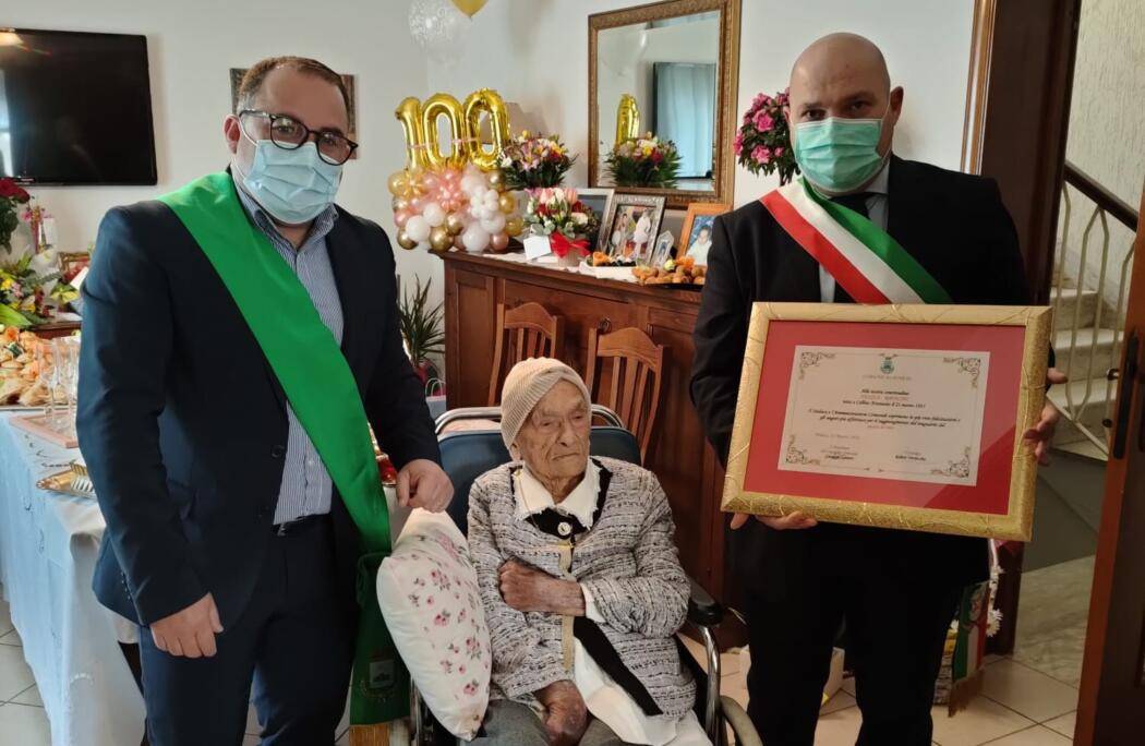 FESTA A PINETO PER I 100 ANNI DI PASQUA RAVICINI, AMMINISTRAZIONE CONSEGNA PERGAMENA