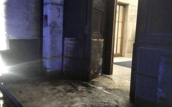 ISTITUTO SUPERIORE DI SANITÀ: A ROMA IN FIAMME IL PORTONE D’INGRESSO
