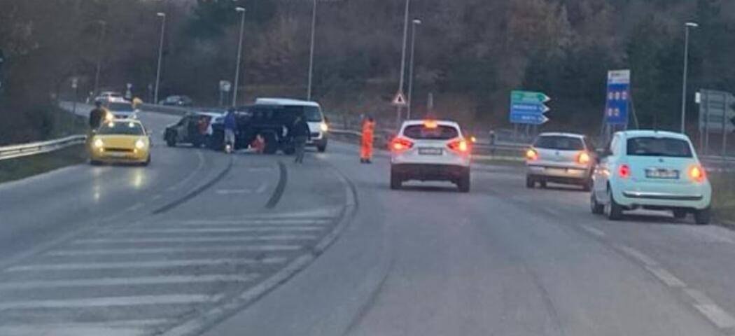 L’AQUILA, INCIDENTE TRA DUE AUTO ALL’INCROCIO DELLA MAUSONIA: TRAFFICO RALLENTATO