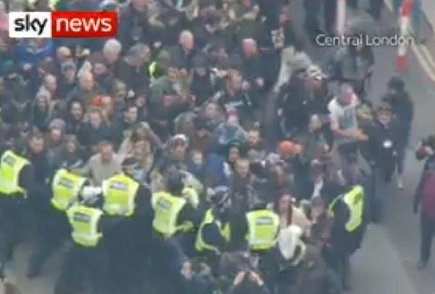 COVID: PROTESTE A LONDRA CONTRO MISURE RESTRITTIVE. AD AMSTERDAM IDRANTI CONTRO MANIFESTANTI