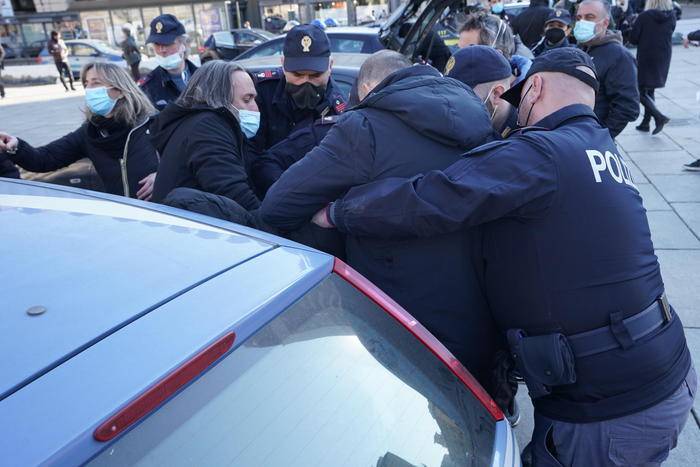NO MASK E NO VAX IN PIAZZA A TORINO: UNA DENUNCIA, 30 MULTATI E UN AGENTE FERITO