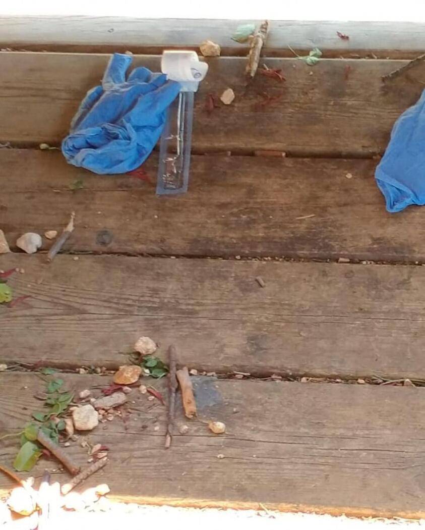 L’AQUILA, SIRINGHE E FAZZOLETTI SPORCHI DI SANGUE AL PARCO GIOCHI: “DENUNCEREMO RESPONSABILI”