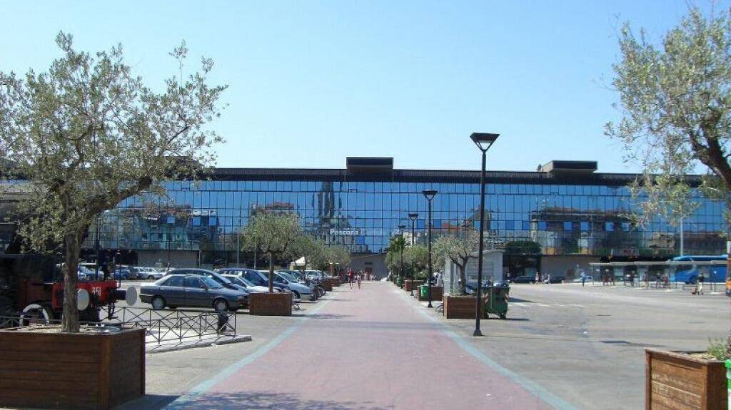 STAZIONE PESCARA: EXTRACOMUNITARIO DEVASTA INFO POINT E AGGREDISCE AGENTI, FERMATO CON TASER
