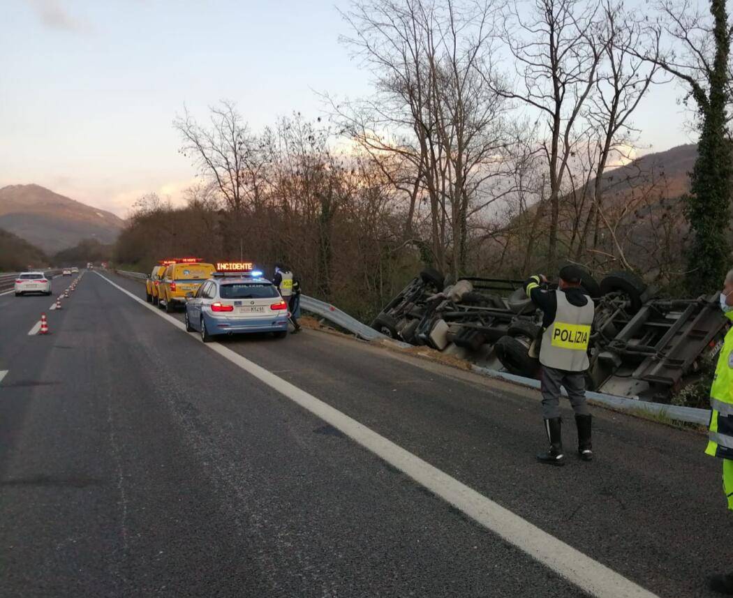 A24: TIR ESCE FUORI STRADA E SI RIBALTA, CHIUSO TRATTO TRA VICOVARO-MANDELA E CARSOLI-ORICOLA