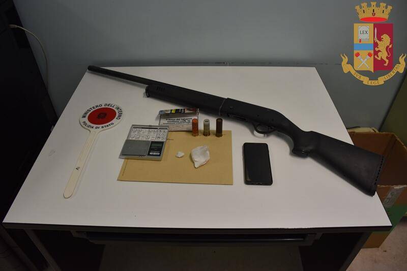 SPARA CON FUCILE ALL’INTERNO DI UN PALAZZO: ARRESTATO 26ENNE A TERAMO