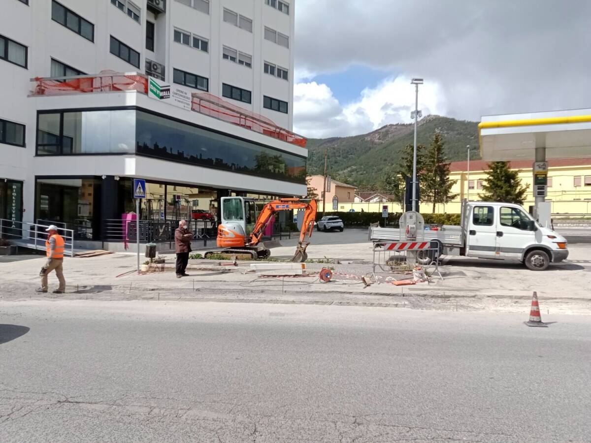 L’AQUILA: RIMOSSA LA “STORICA” PENSILINA DI LEGNO SULLA SS 17, PER ANNI FERMATA AUTOBUS DI LINEA
