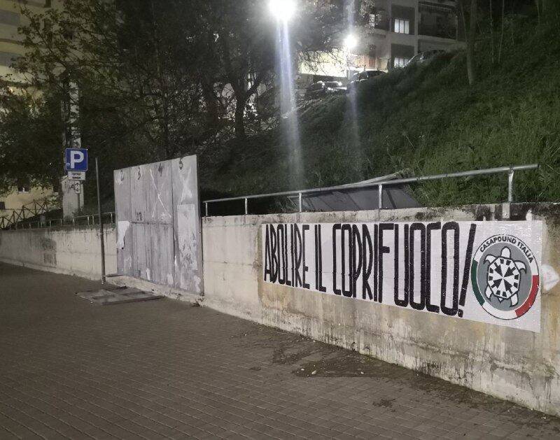“ABOLIRE IL COPRIFUOCO”, STRISCIONI DI CASAPOUND ABRUZZO E MOLISE PER CHIEDERE CANCELLAZIONE MISURA