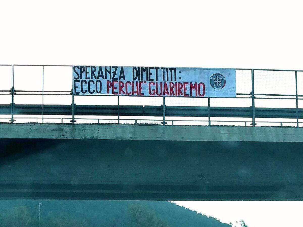 TERAMO “SPERANZA DIMETTITI”, STRISCIONI DI CASAPOUND CONTRO MINISTRO LUNGO A24