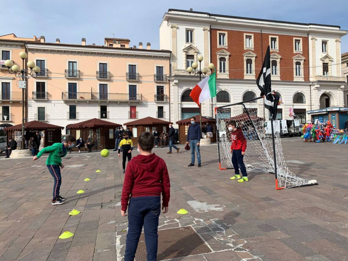 L’AQUILA: “TEDESCA VS DPCM”, BLOCCO STUDENTESCO CASAPOUND ITALIA GIOCA A CALCIO IN PIAZZA DUOMO