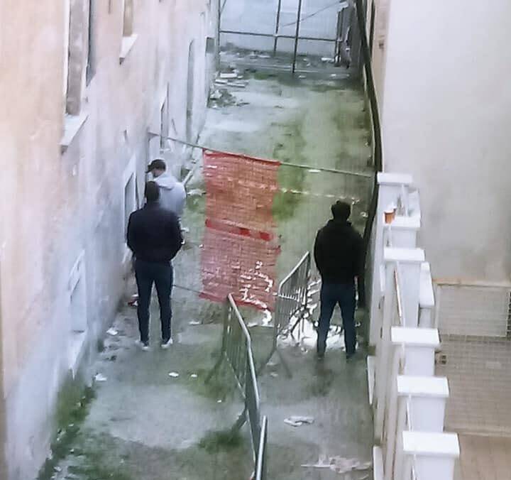 L’AQUILA: LA PROTESTA DI UNA CITTADINA, “I NOSTRI VICOLI USATI COME CESSI PUBBLICI”