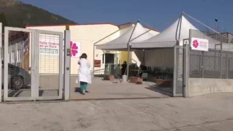 VACCINI L’AQUILA: RINUNCE AD ASTRAZENECA. HUB VIA FICARA, “LITE” TRA “PANCHINARI”