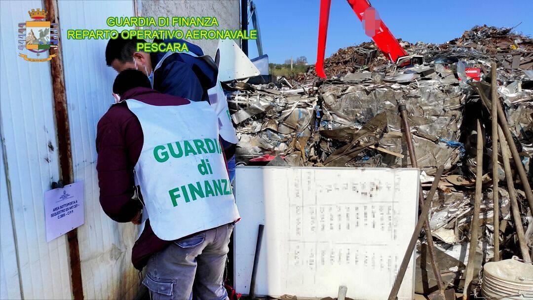 CORROPOLI: TRAFFICO ILLECITO RIFIUTI, SEQUESTRATE 3.500 TONNELLATE DI MATERIALE FERROSO