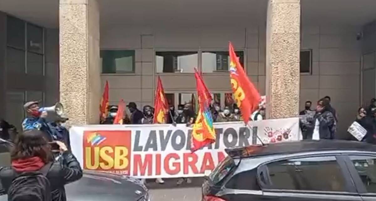 L’AQUILA, MIGRANTI: MANIFESTAZIONE DAVANTI ALLA PREFETTURA PER CHIEDERE REGOLARIZZAZIONE
