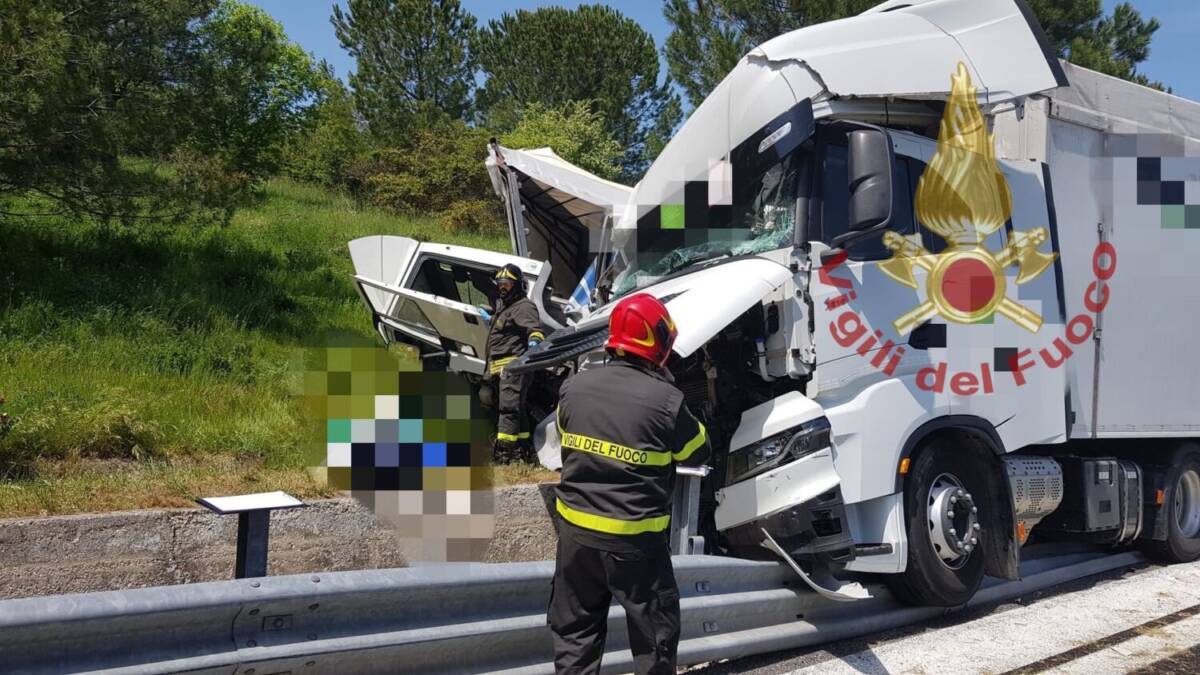 INCIDENTE MORTALE SULLA A25, COINVOLTI DUE TIR: CHIUSO TRATTO VILLANOVA-CHIETI