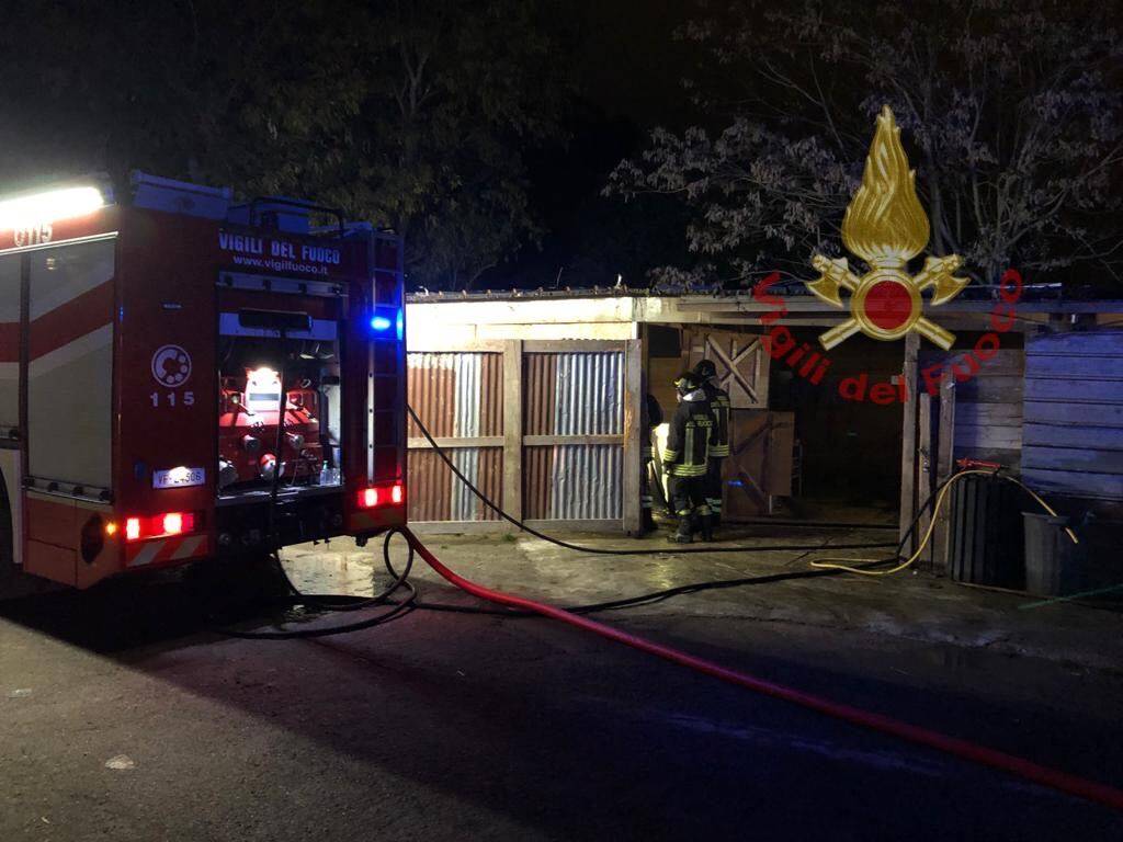 PESCARA, INCENDIO IN UNA STALLA: CAVALLI RIESCONO AD USCIRE, ROGO DOMATO DAI VIGILI DEL FUOCO