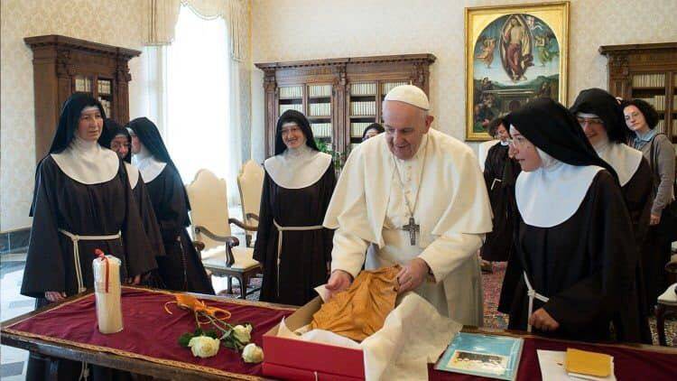 LE CLARISSE DI PAGANICA IN UDIENZA DA PAPA FRANCESCO: “AVETE PERSO TUTTO, TRANNE DIO”