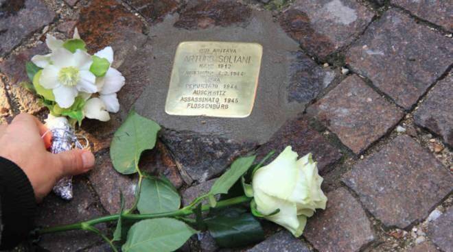 VITTIME DEL NAZISMO, PIETRA D’INCIAMPO A ROIO PIANO PER I FRATELLI SANTOMARRONE