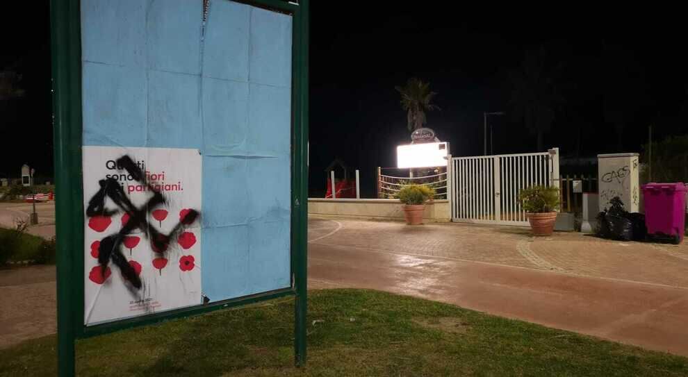 PESCARA, SVASTICA SU CARTELLONE PUBBLICITARIO: LA DENUNCIA DI ANPI