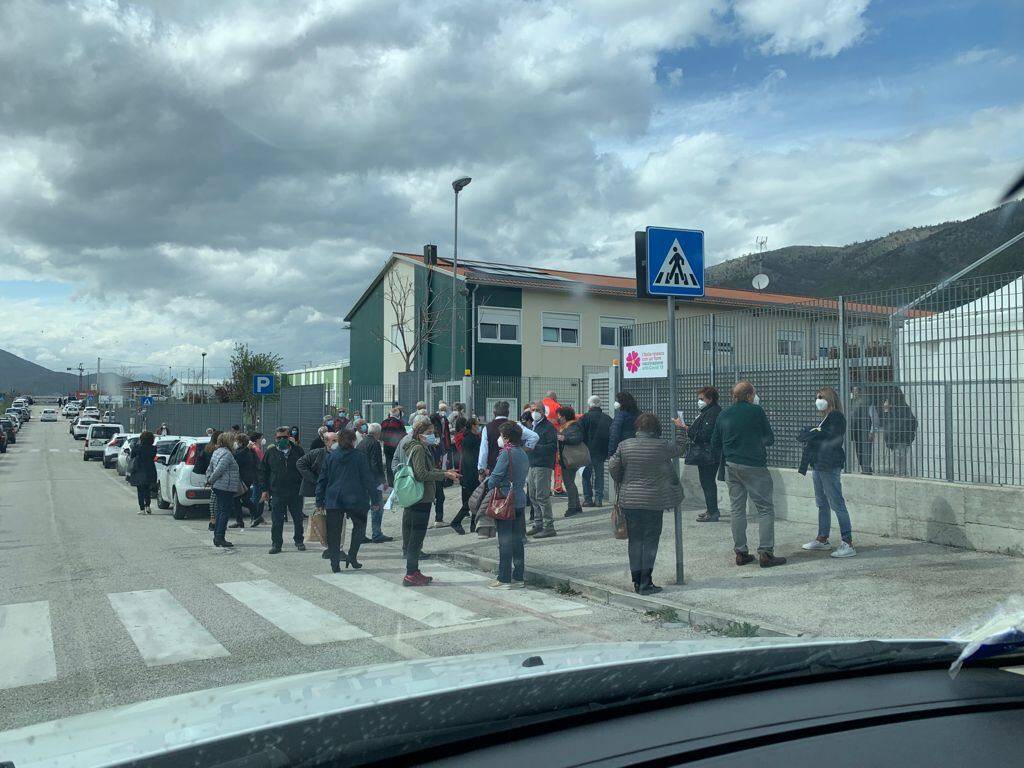 COVID, CENTRO VACCINI L’AQUILA: “LUNGHE FILE E ASSEMBRAMENTI, TUTELARE GLI ANZIANI”