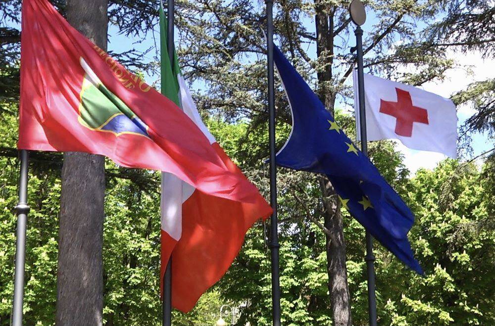EMICICLO, SOSPIRI E SANTANGELO RICEVONO LA BANDIERA DELLA CROCE ROSSA