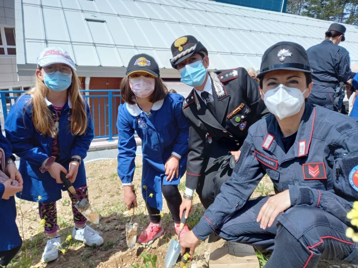PROGETTO “UN ALBERO PER IL FUTURO”: CARABINIERI FORESTALI CON LA SCUOLA “M. VENTRE” DELL’AQUILA