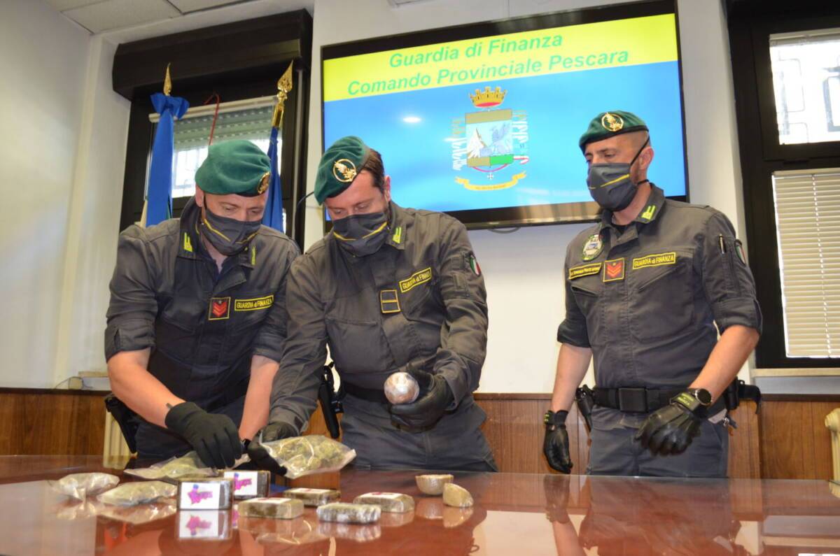PESCARA: DETIENE IN CASA OLTRE UN CHILO DI HASHISH E 170 GRAMMI DI MARIJUANA, ARRESTATO TRENTOTTENNE
