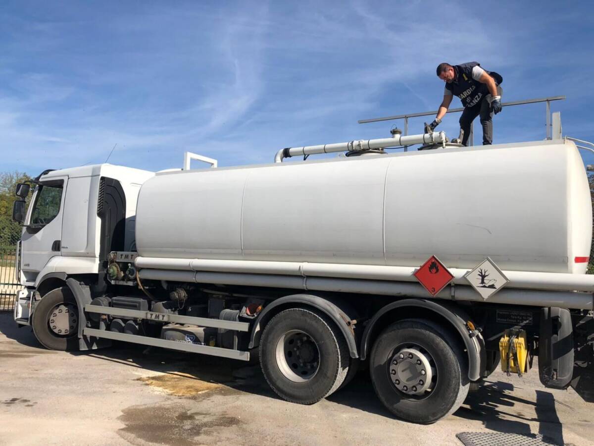 CONTROLLI SU STRADA A PESCARA, GDF SEQUESTRA 3MILA LITRI DI GASOLIO