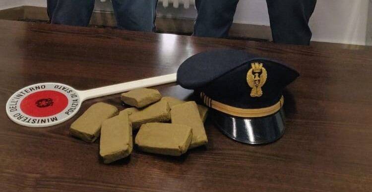 PESCARA, AGITATO DURANTE CONTROLLO: POLIZIOTTI LO TROVANO CON 700 GRAMMI DI HASHISH