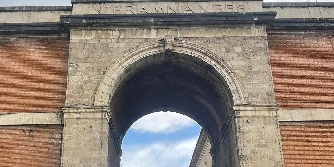 TERAMO, TERMINATO INTERVENTO DI PULITURA DI PORTA REALE