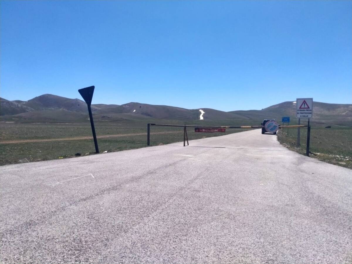 CAMPO IMPERATORE: “A MAGGIO SBARRE ANCORA ABBASSATE, E NON SI COMPRENDE IL MOTIVO”