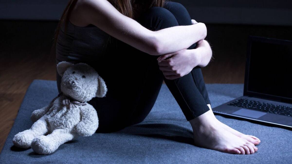 PEDOFILIA, TELEFONO ROSA: “GIADA ABUSATA DA PRETE A 13 ANNI, SUPPORTO LEGALE E PSICOLOGICO”