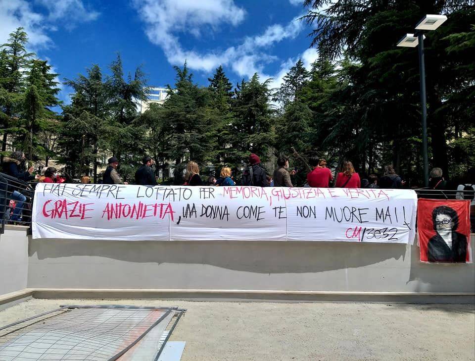 L’AQUILA, “UNA DONNA COME TE NON MUORE MAI”: L’ULTIMO SALUTO AD ANTONIETTA CENTOFANTI
