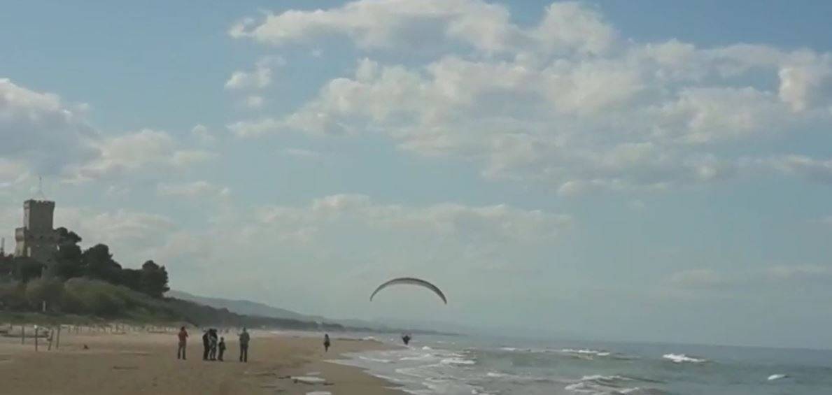 RISERVA MARINA DEL CERRANO: SOA, “ILLEGALI E SPERICOLATI SORVOLI DI PARAPENDII A MOTORE”