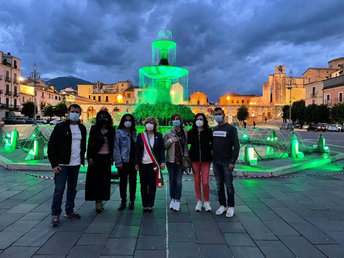 SULMONA, GIORNATA DELL’INFERMIERE: IL FONTANONE DI PIAZZA GARIBALDI SI COLORA DI VERDE
