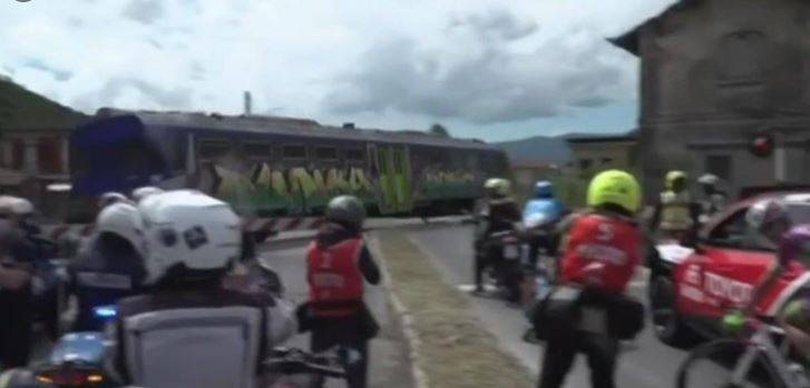 GIRO D’ITALIA, PASSAGGIO A LIVELLO CHIUSO: CICLISTI BLOCCATI