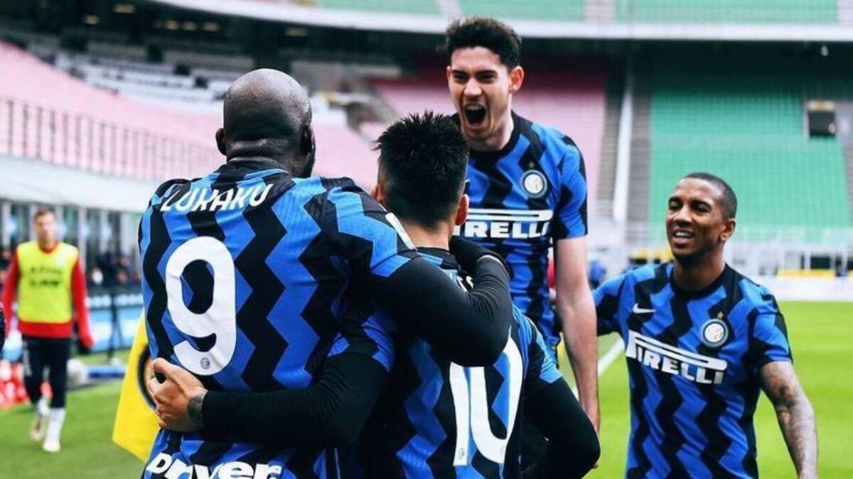 CALCIO, L’INTER FESTEGGIA LO SCUDETTO DOPO 11 ANNI: “SIAMO NOI I CAMPIONI D’ITALIA”