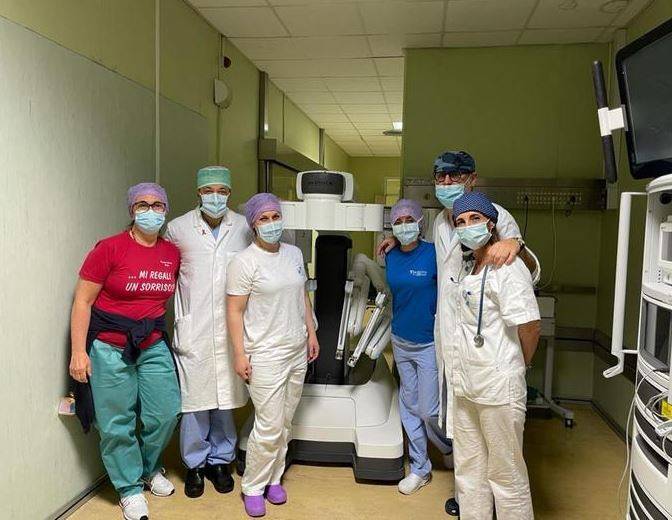 PESCARA, INTERVENTO ROBOTICO DOPPIO: E’ LA PRIMA VOLTA IN ABRUZZO. PAZIENTE RINGRAZIA CON LETTERA