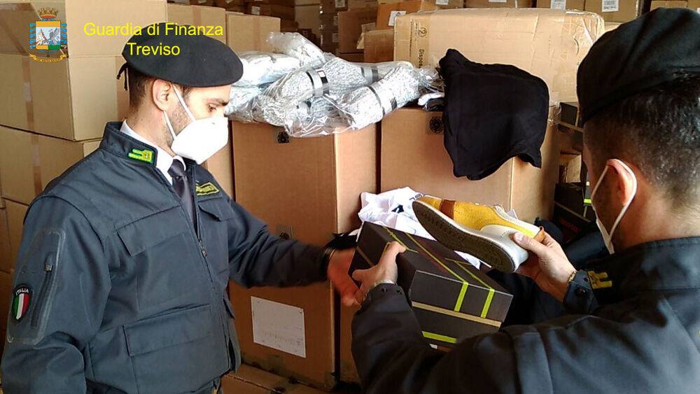 FALSO MADE IN ITALY: GDF TREVISO SEQUESTRA 23MILA CAPI ABBIGLIAMENTO, DENUNCE IN PROVINCIA DI TERAMO
