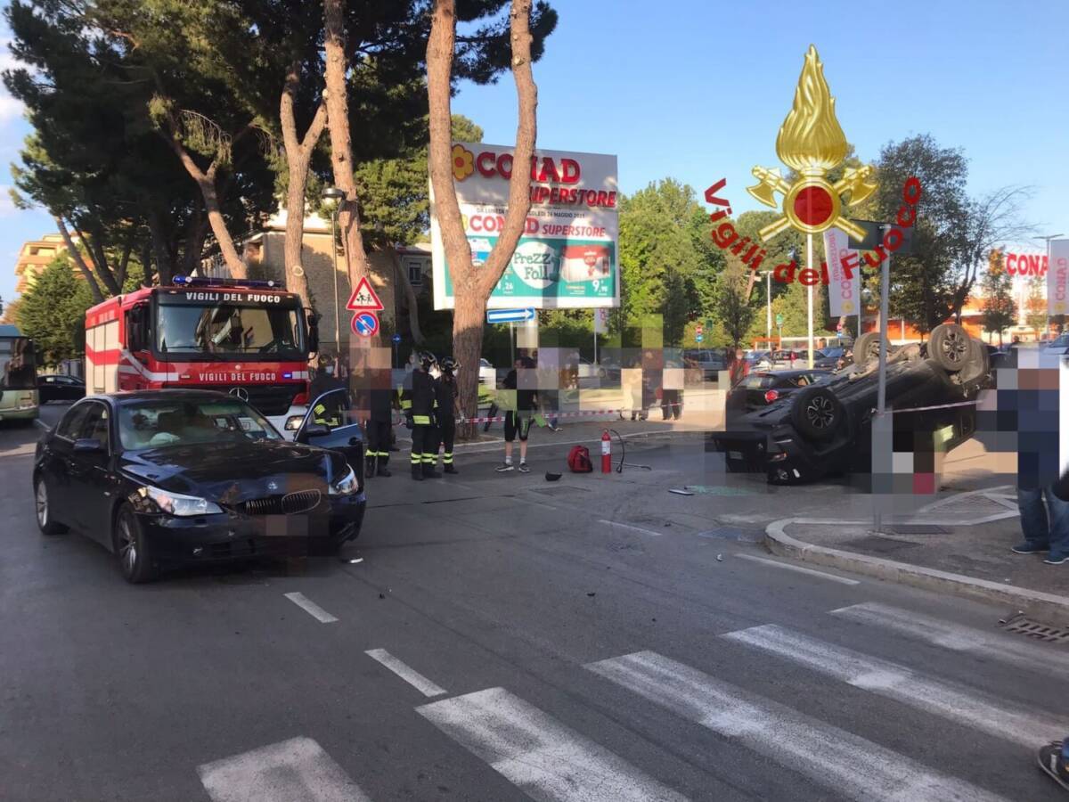 INCIDENTE A PESCARA, AUTO SI RIBALTA: TRE FERITI, GRAVE UNA DONNA