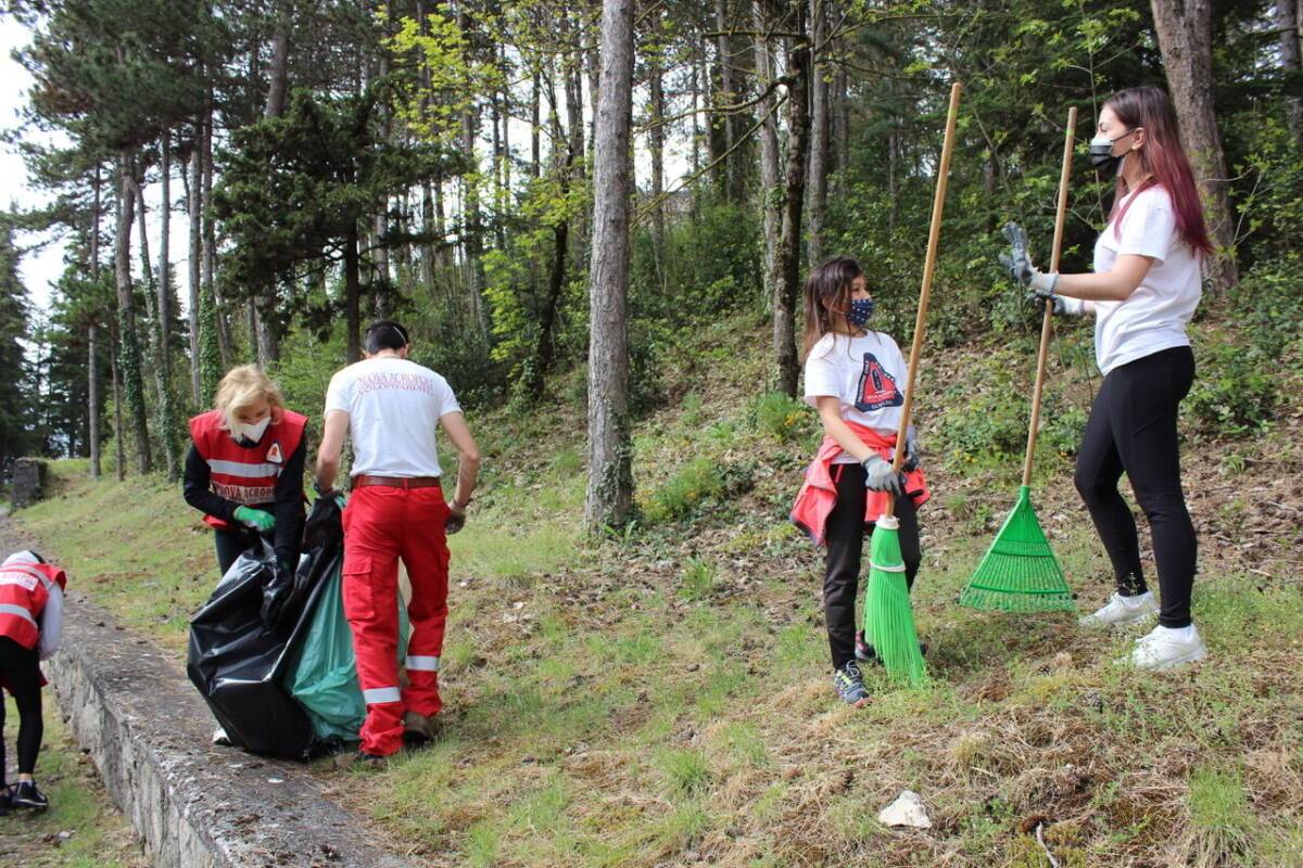 L’AQUILA: VOLONTARI DI NUOVA ACROPOLI RIPULISCONO PARCO CASTELLO E AREA CAMPER VIA STRINELLA