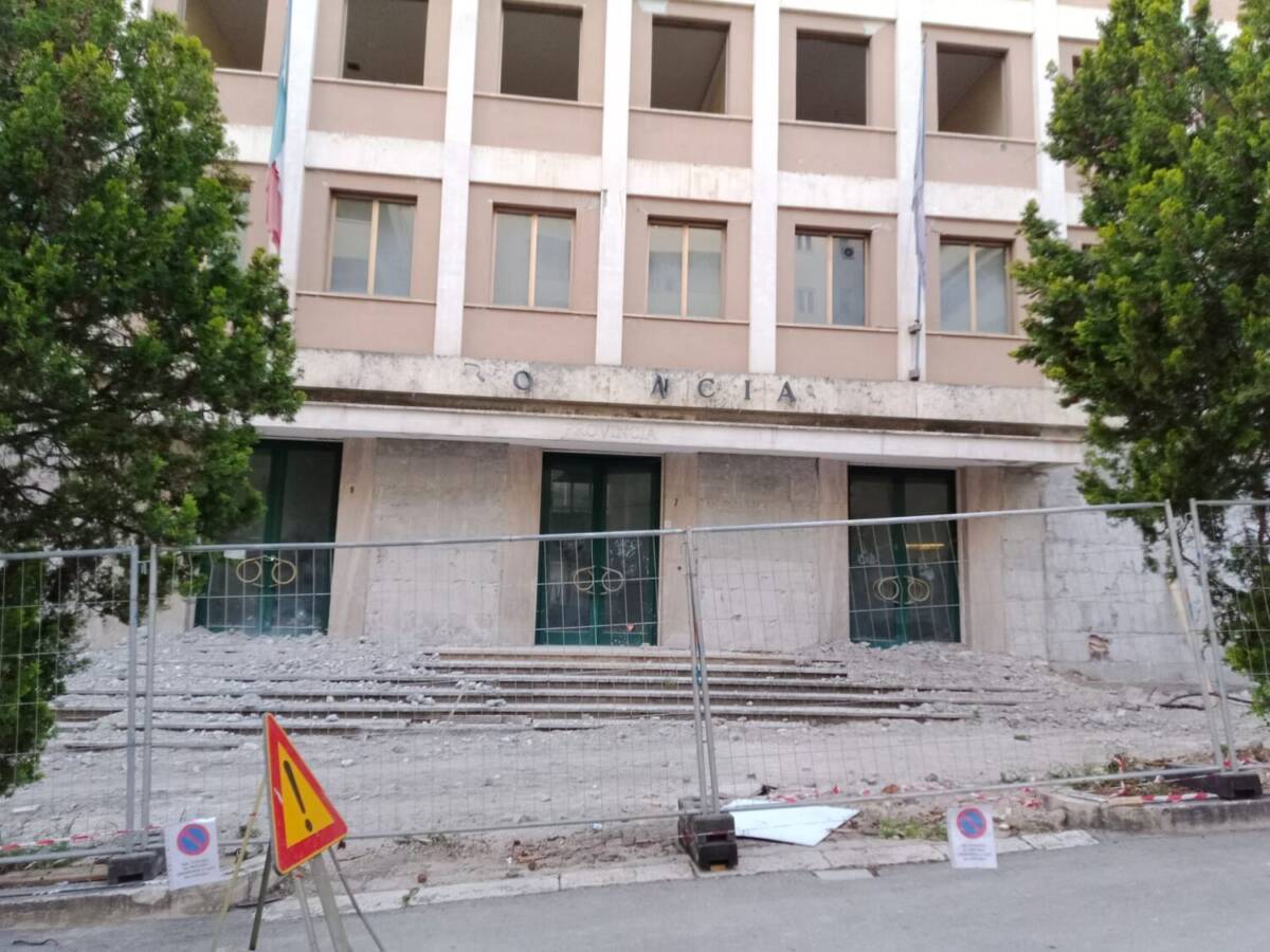 L’AQUILA, DEMOLIZIONE PALAZZO DELLA PROVINCIA: MODIFICHE ALLA VIABILITA’ PER QUESTA SETTIMANA