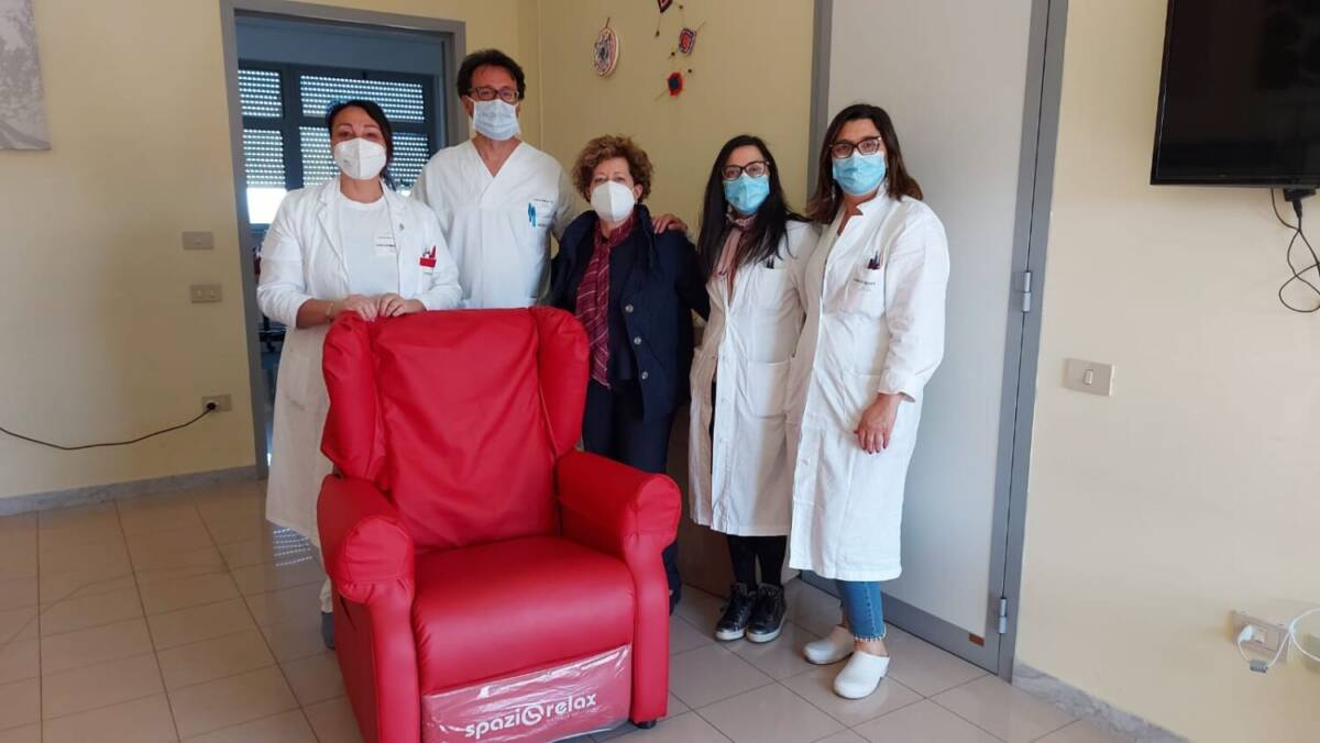 OSPEDALE LANCIANO, “LA CONCHIGLIA ONLUS” DONA RESTYLING POLTRONE DI CHEMIOTERAPIA