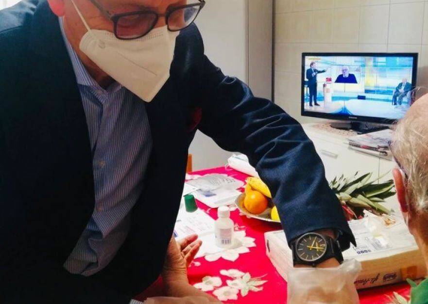 CHIETI: SINDACO FERRARA VACCINA IL 1° MAGGIO, “DA MEDICO, HO SCELTO DI SCENDERE IN CAMPO”